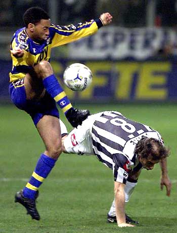 [图]卡扎伊什维利破门 泰山1-1海牛遭遇三轮不胜